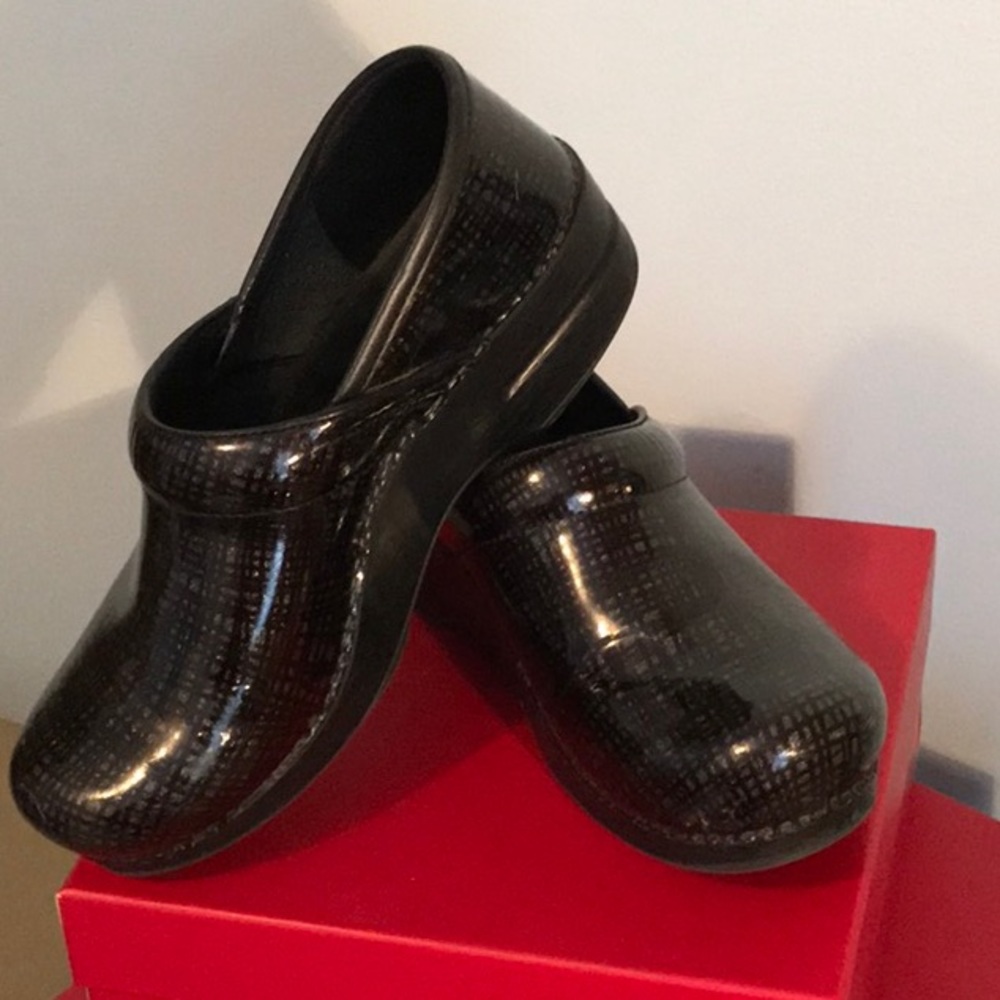 DANSKO Sz 39 black with silver glitter sheen.